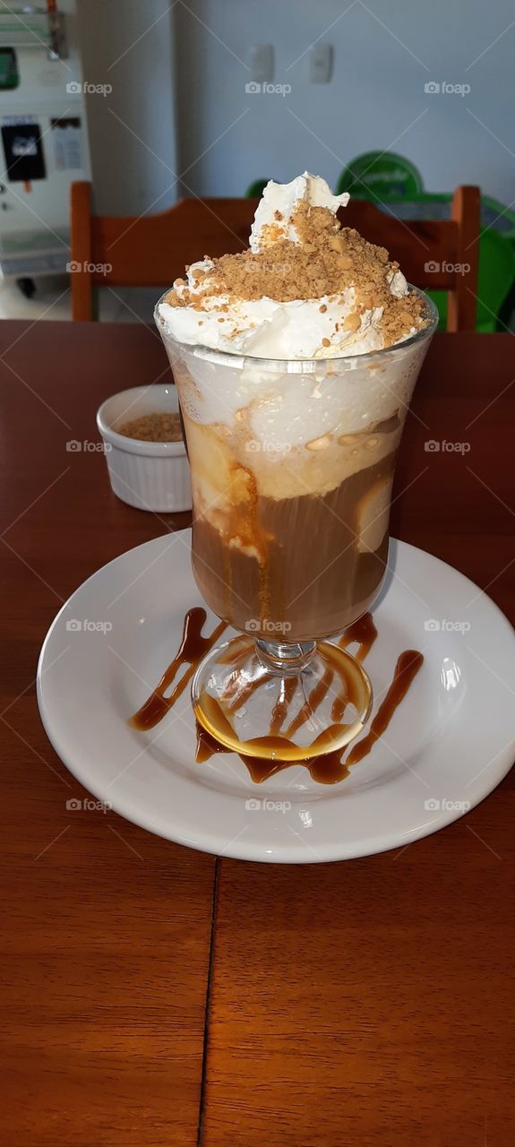 Café com canela e calda de caramelo.