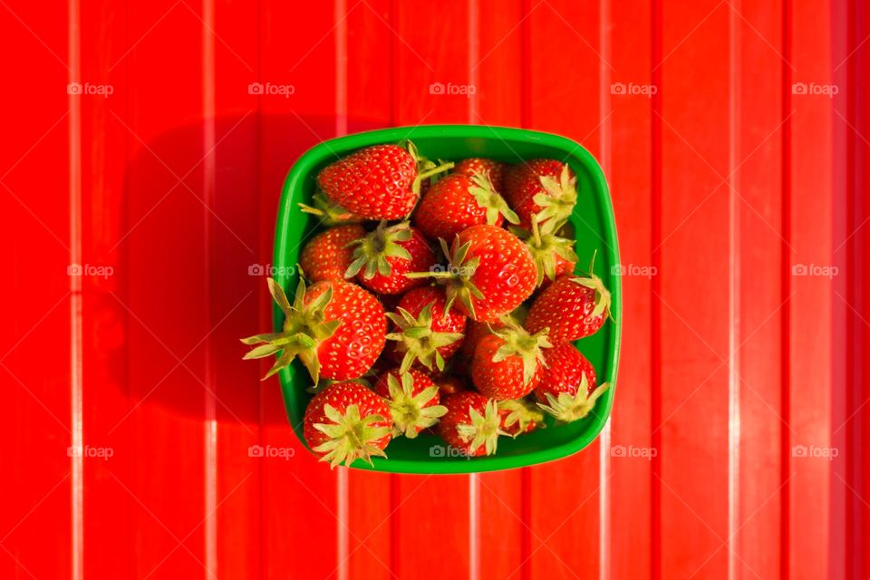 Freshly picked strawberries plated