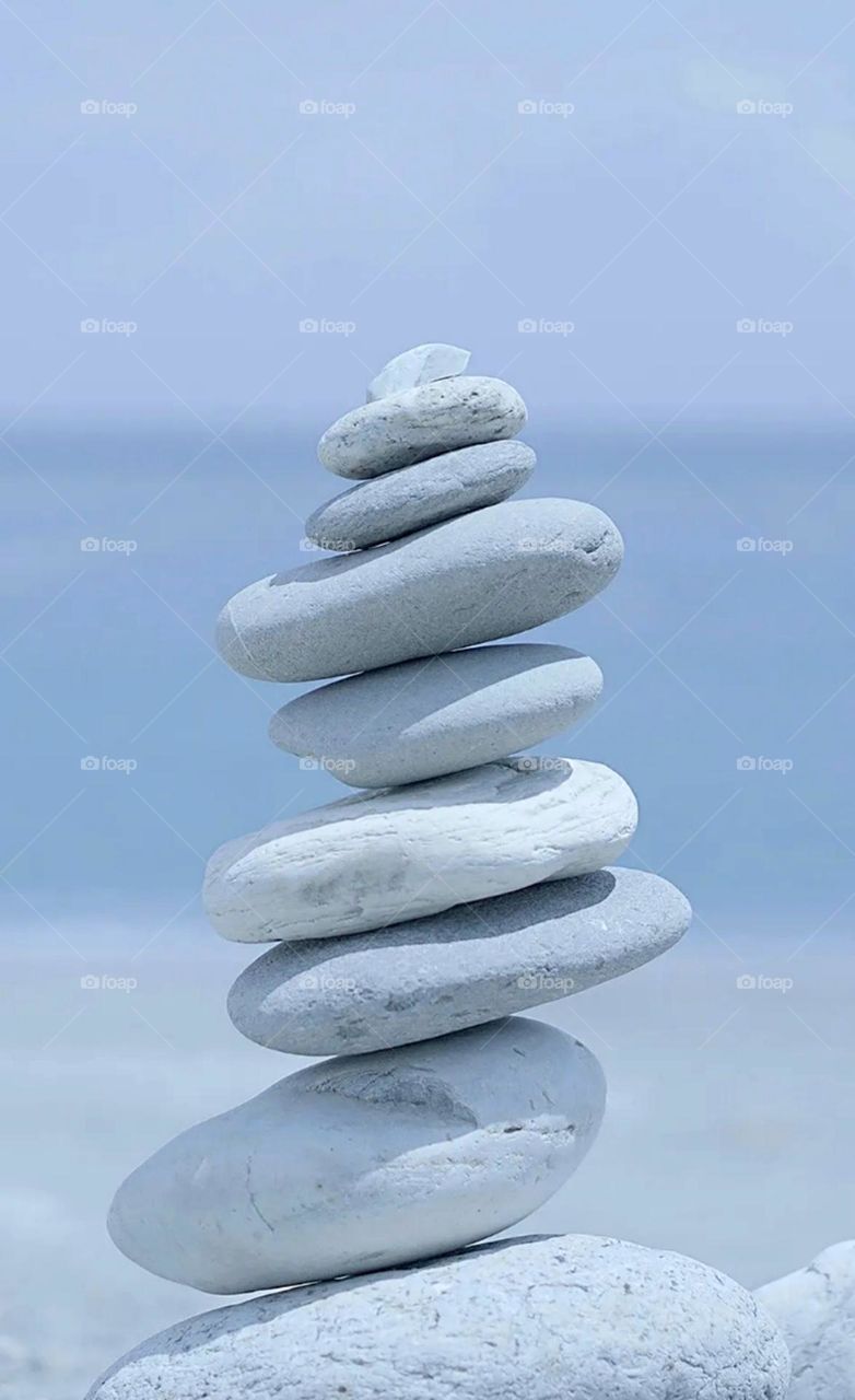 stone addjest on another stone it's a Indian game but it's a adjust ment white stone