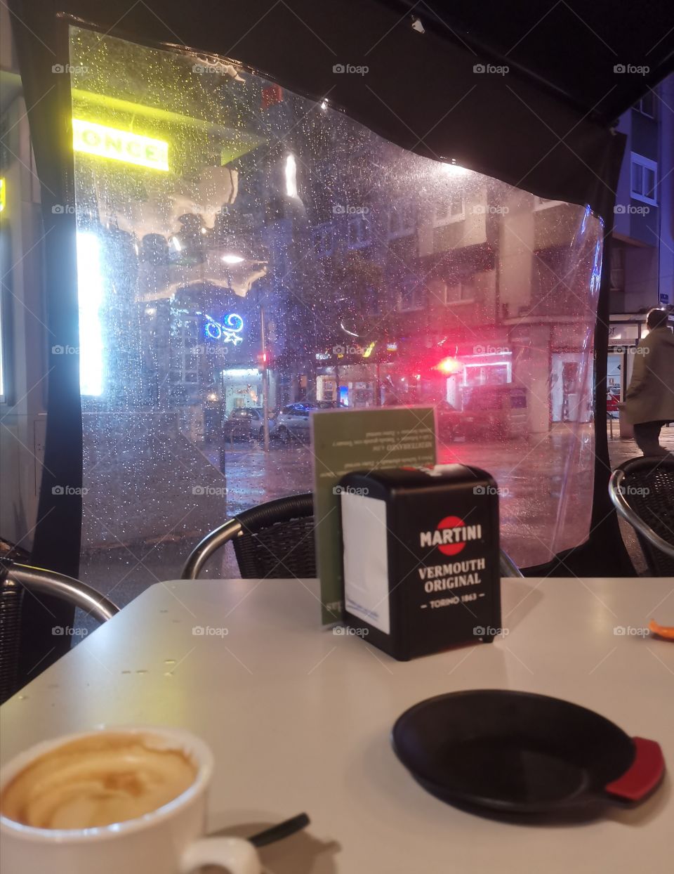 Cafetería con toldos para la lluvia