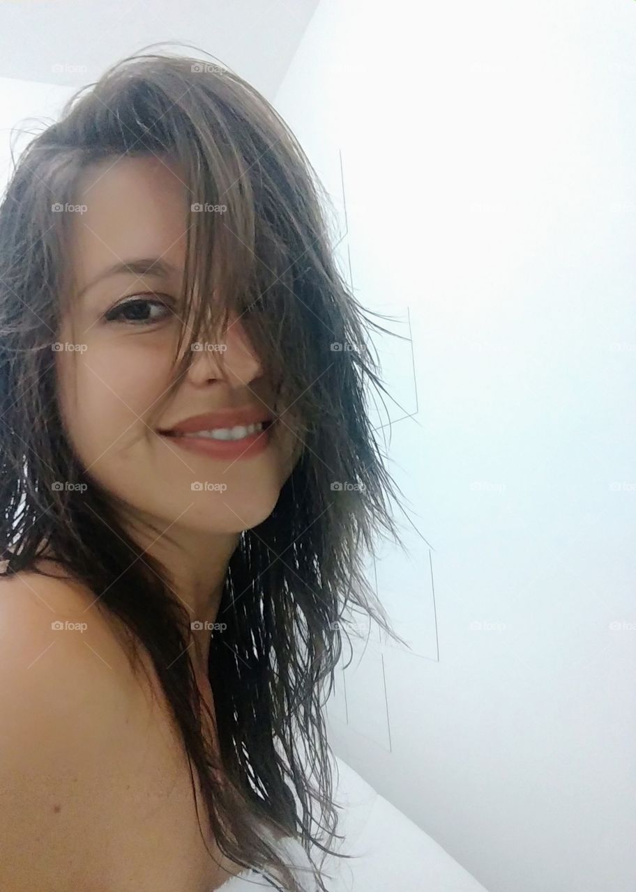 Mulher jovem com cabelo molhado - Young woman with wet hair