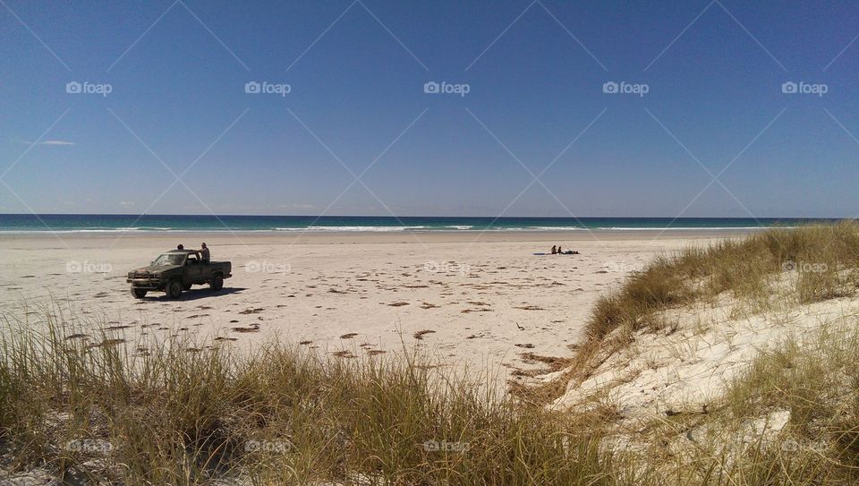 white sand beach. roadtrip to the north of new zealand