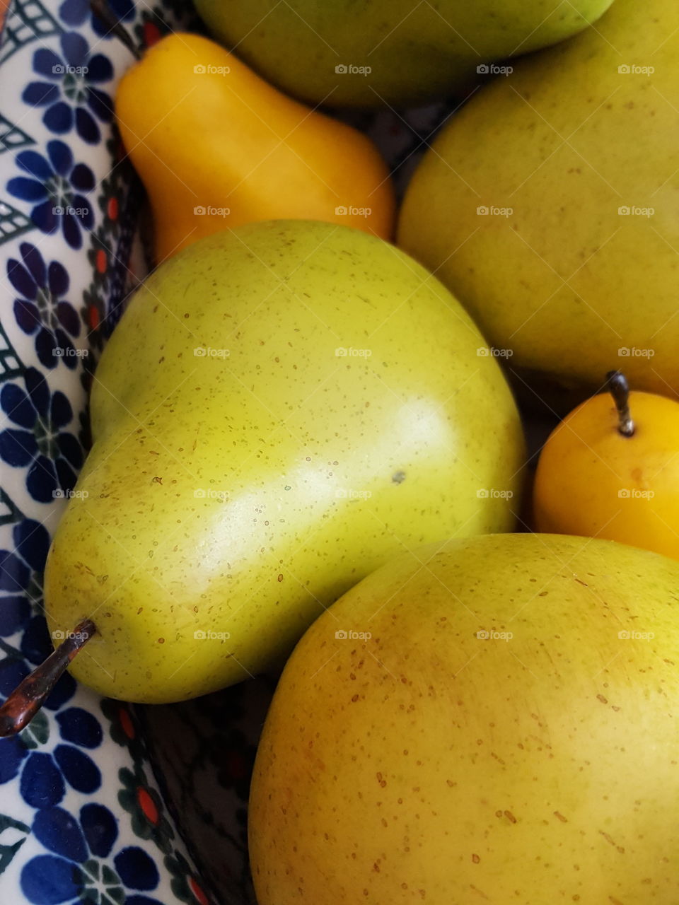 pears in bowl