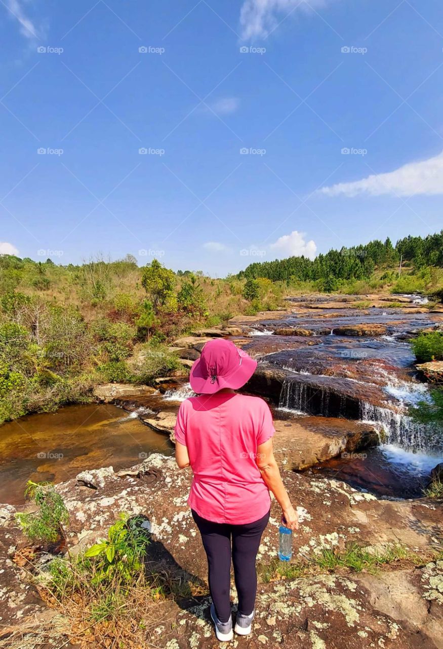 Muita paz num lugar encantado como este,o barulho da queda da água nos convida a vida.