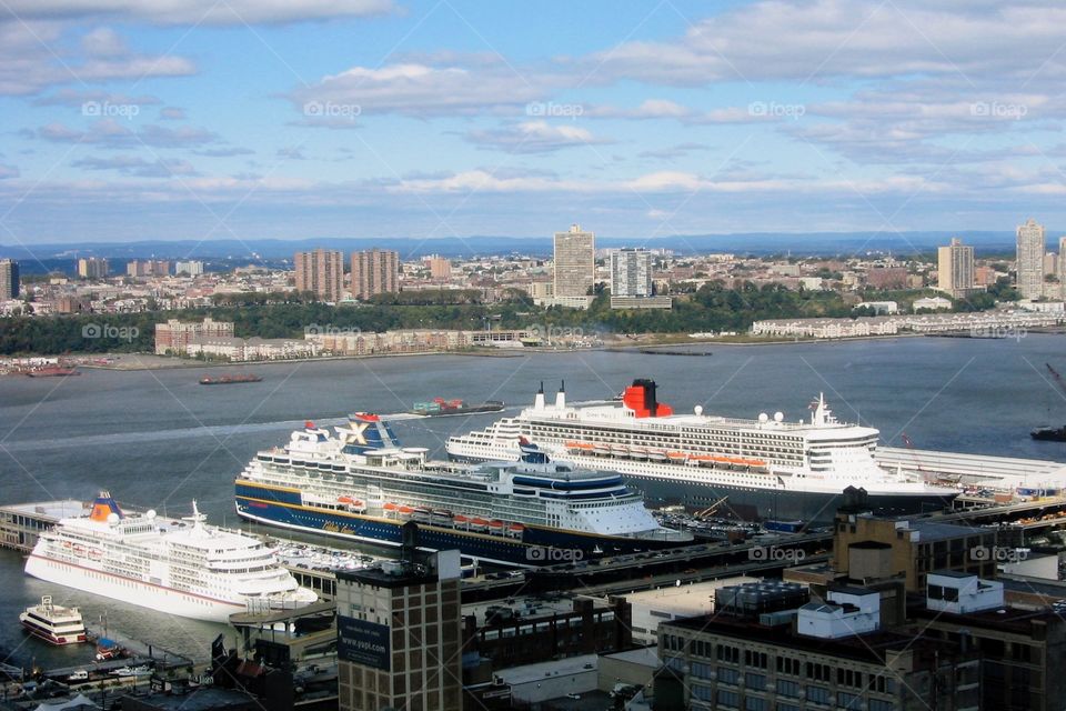 Cruise Port Manhattan. Queen Mary 2 and other cruise ships lined up in New York City