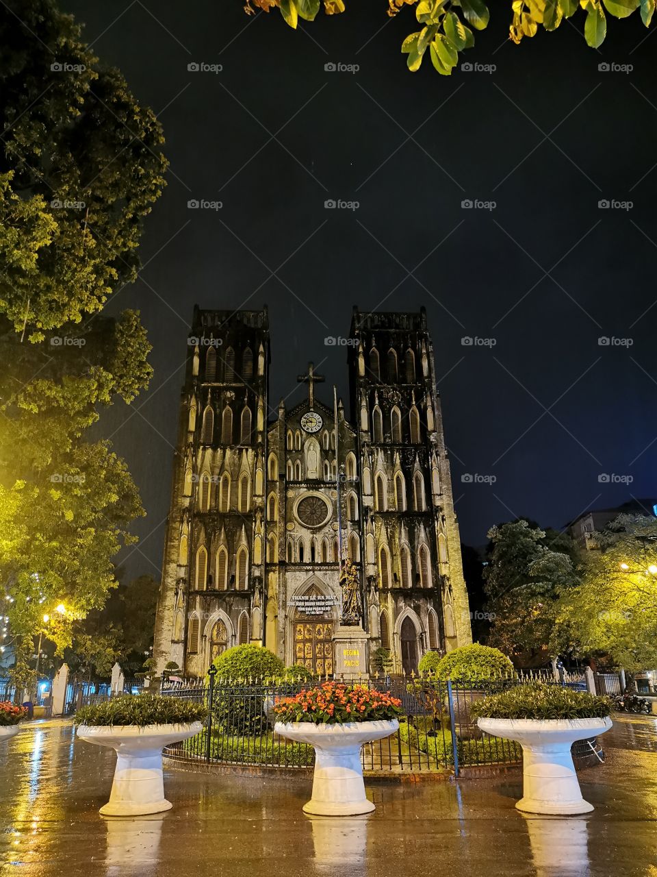 Nightime​ at​ St Joseph​ cathedral​ in​ hanoi​ 🇻🇳