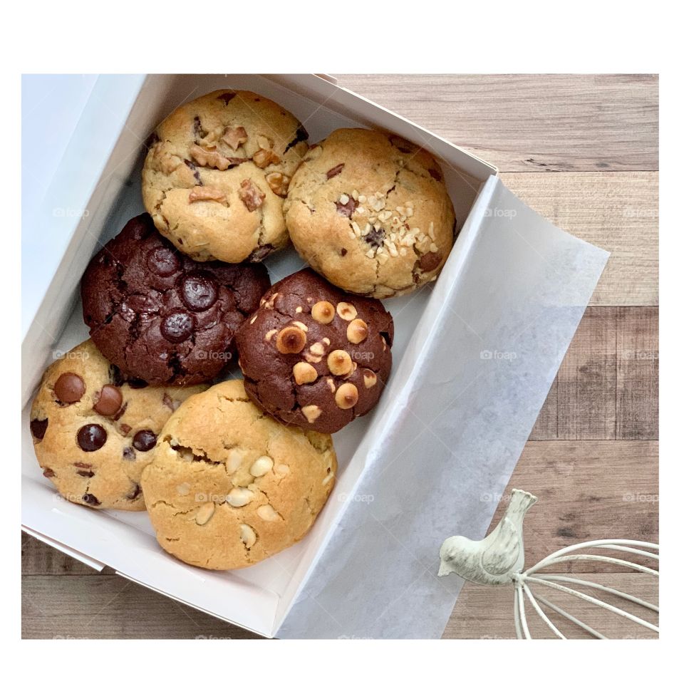 Chunky cookies in six different flavours in dark chocolate chips, white chocolate, peanut butter and macadamia 