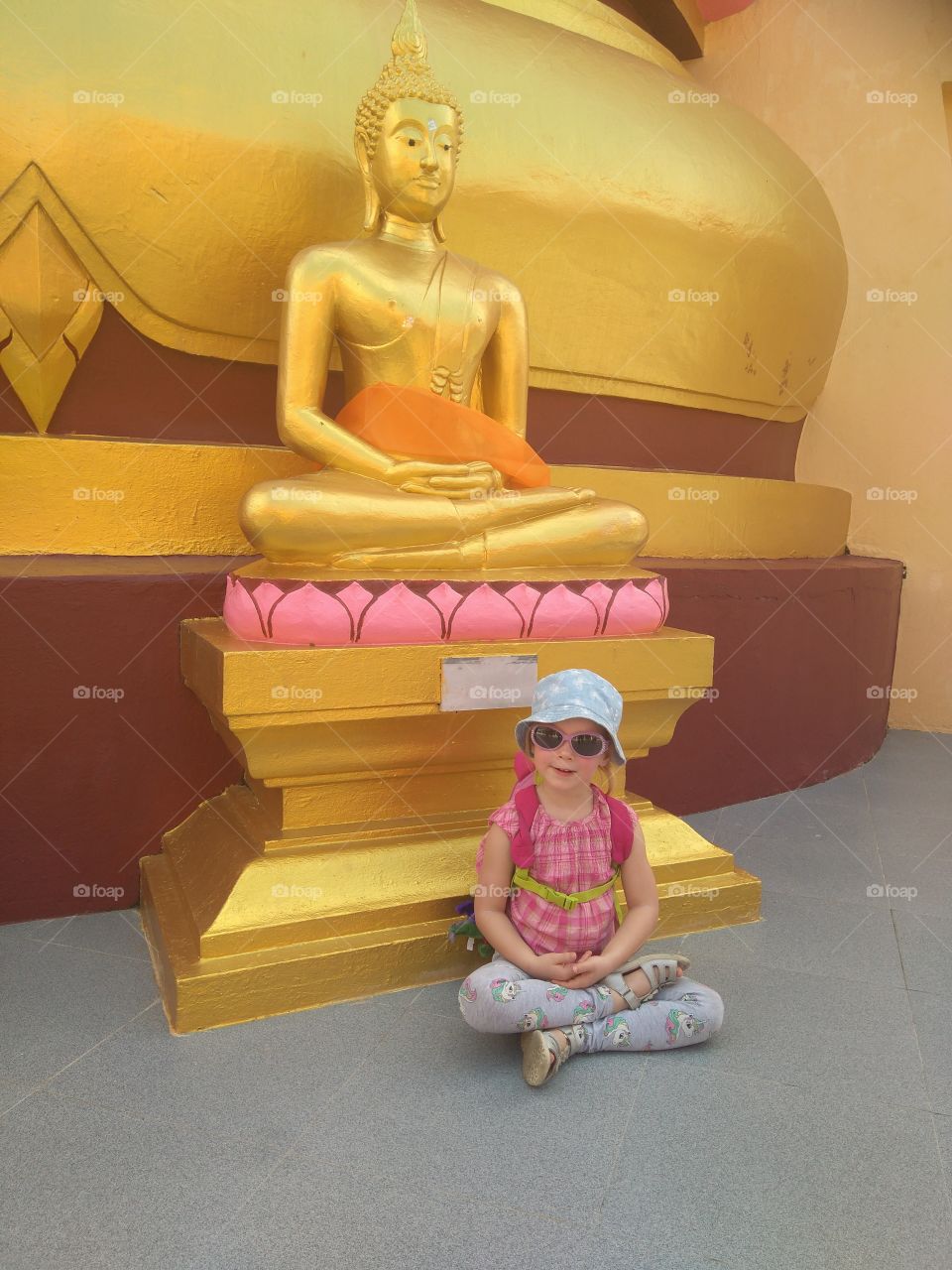 Mädchen trifft Buddha
