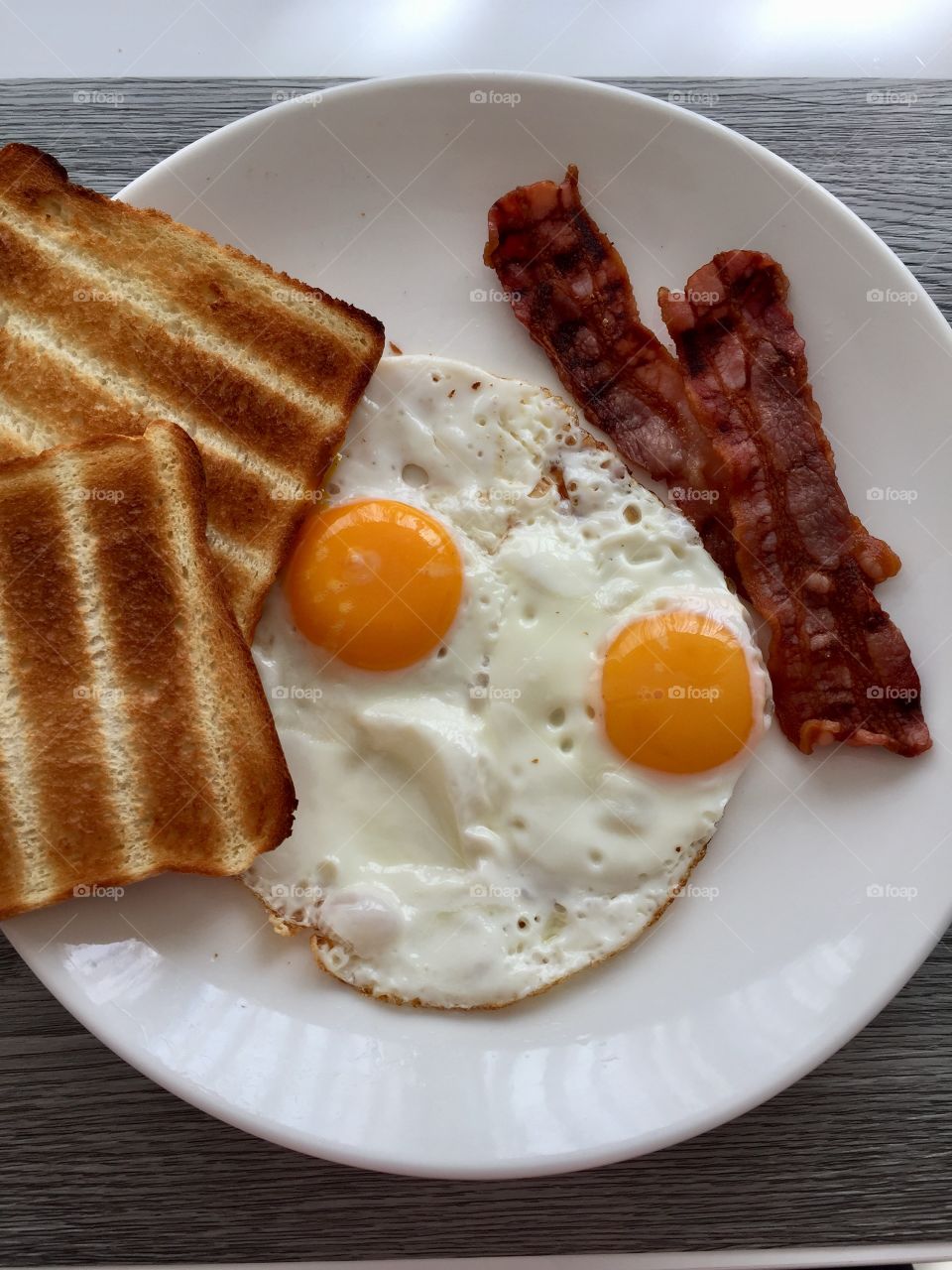 Classic Bacon and Eggs w/ Toast