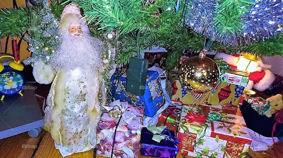 Дед мороз под ёлкой с подарками