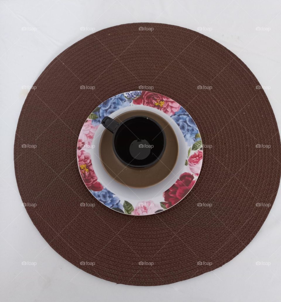 Circunferência. A Circunferência  é a figura geométrica formada por todos os pontos que equidistam igualmente  de um ponto fixo, chamado centro. A essa distância  entre o centro e cada ponto, chamamos raio