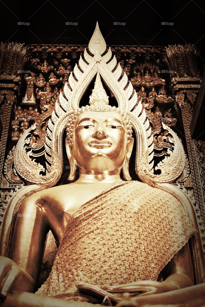 Gold buddha statue