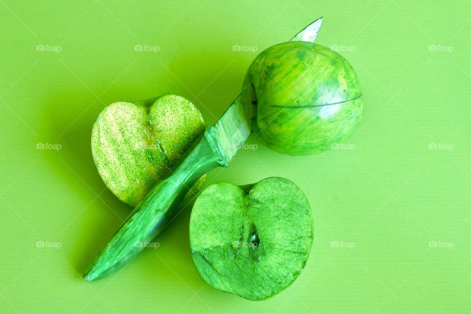 Green apples green knife 