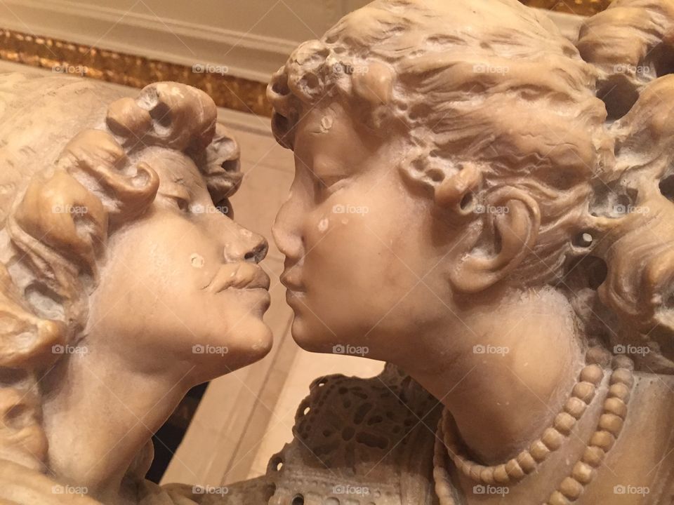 Statues kissing 