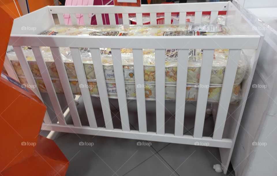O berço  é o item mais importante, na hora de montar o quarto do bebê. É nele, que o bebê  irá passar a maior parte do tempo, seja dormindo, brincando ou descobrindo o mundo a sua volta