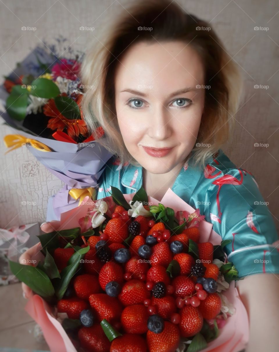 девушка с букетом из клубники