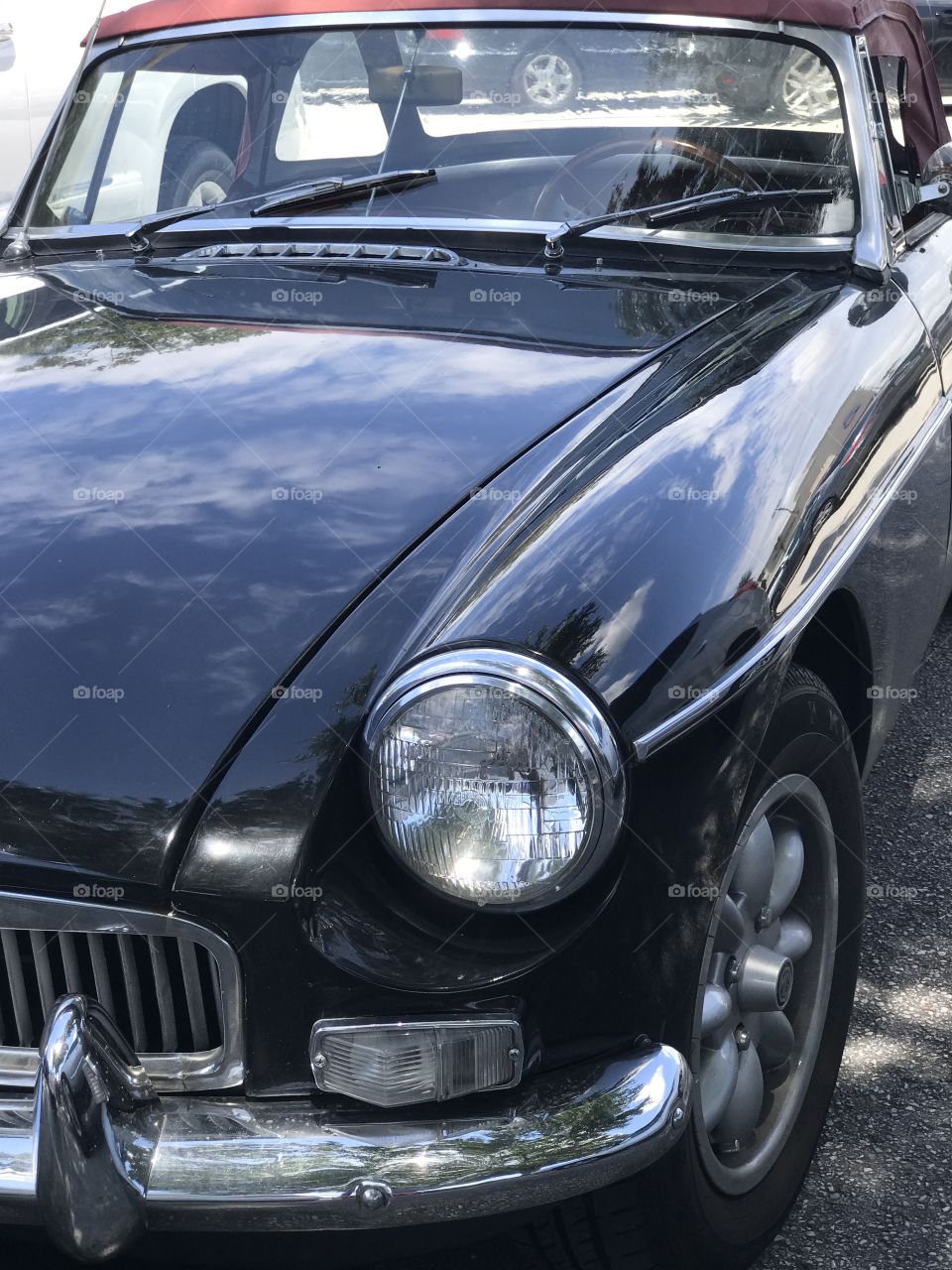 .odnalrO ni detacol tneduts FCU nA  .asleS yb kcilC Follow me @Selsa.Notes, Selsa.Clicks, or Selsa.   This an antique which was manufactured between 1955 - 1962.  This is a black convertible MG with red leather interior.   