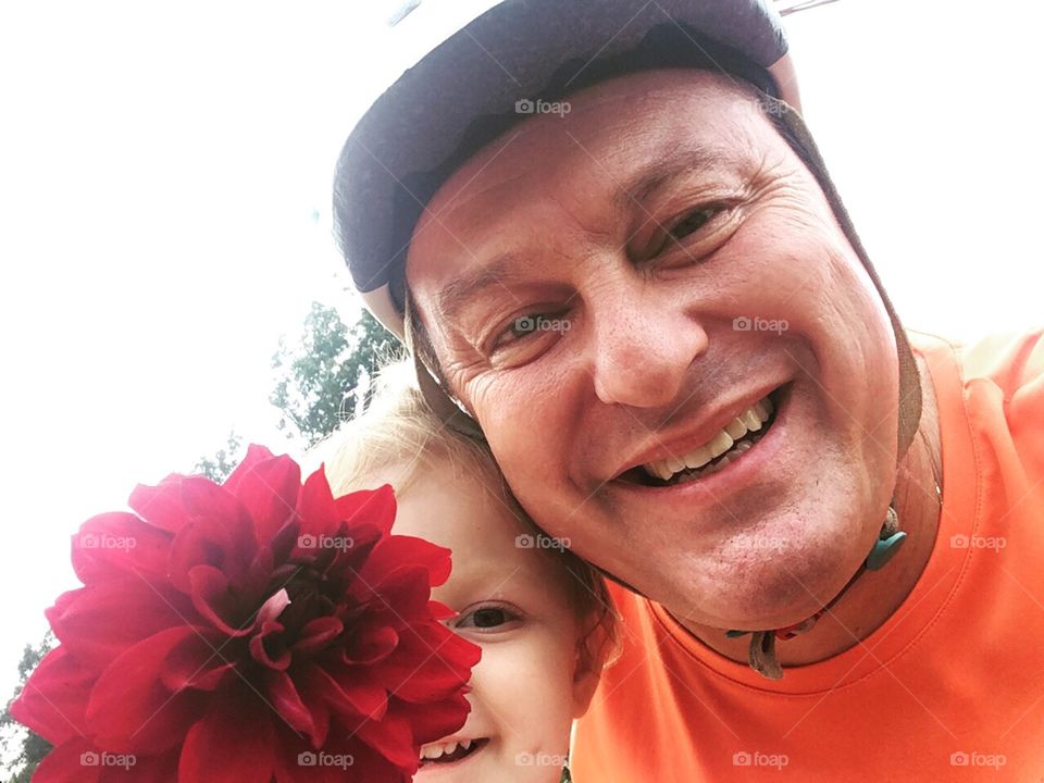 Um momento de #amor: pedalamos e colhemos #flores no trajeto. Quer programa de #pai + #filha melhor do que esse?
Ops: onde está a #bebê na #fotografia? Brincando de esconder...
❤️
#flowers #baby #family #bicicleta #sorriso #família #bike #love 