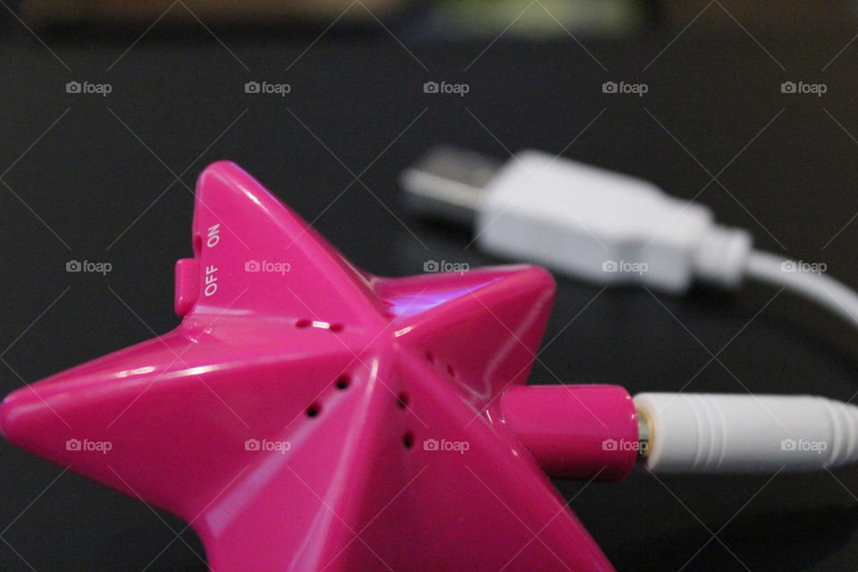 Hot pink star speaker with cable