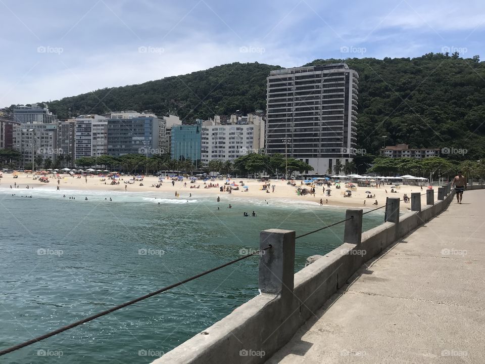 Leme no Rio de Janeiro, prédios e muita natureza. 