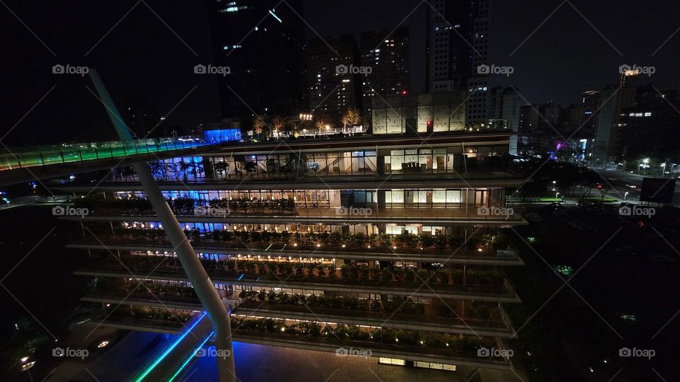 kaohsiung Main Public library. THE architectural technique is very special using suspended steel rods, which is a lightweight design, and adopts glass curtains, so it is also the most penetrable library in the world.