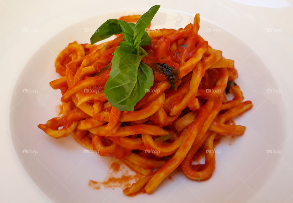 Vermicelloni with bolognese and basil