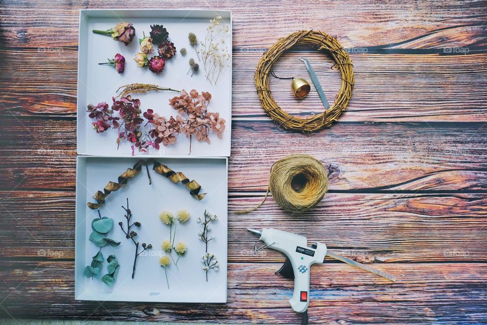 DIY wreath with dry flowers 