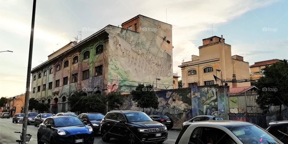 Away from the tourist centre, Rome looks very different. Cars, painted houses, people go on business. The city lives its own life.