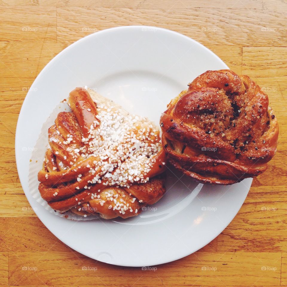 cinnamon bun and cardamom bun