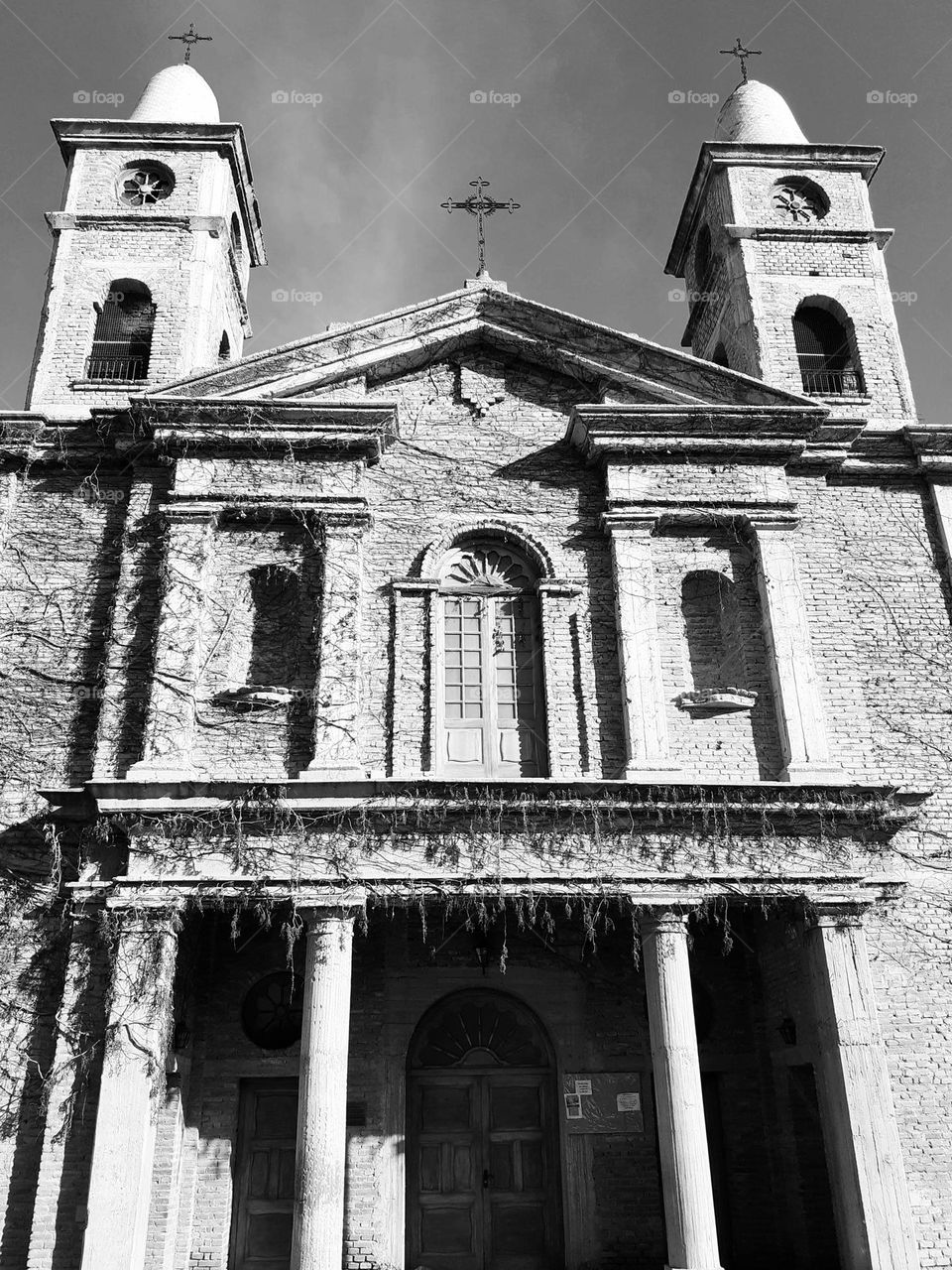 iglesia en blanco y negro