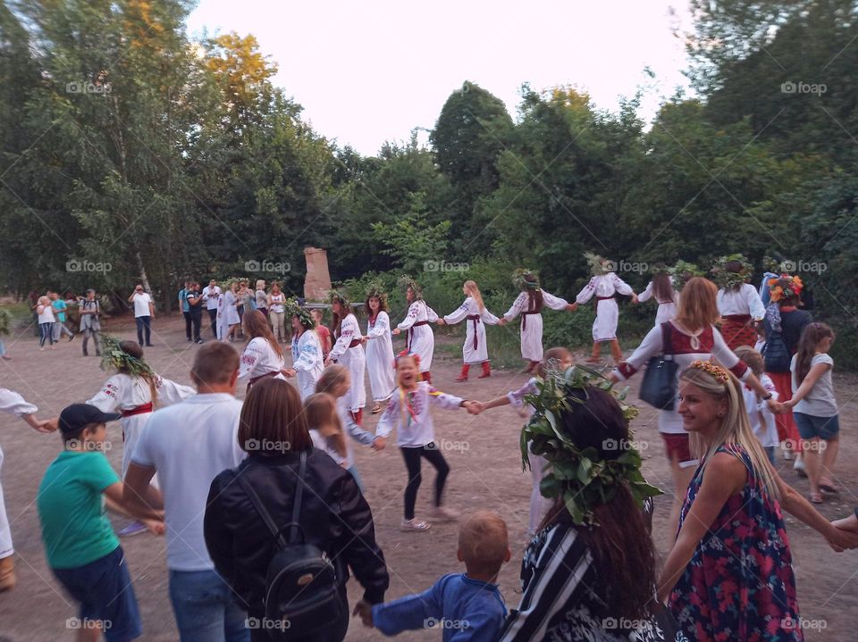 Introducing the crowds revolution! Ivan Kupala holiday, folk festivals around dans