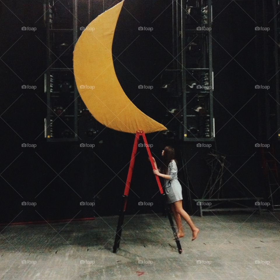 Girl capture moon 