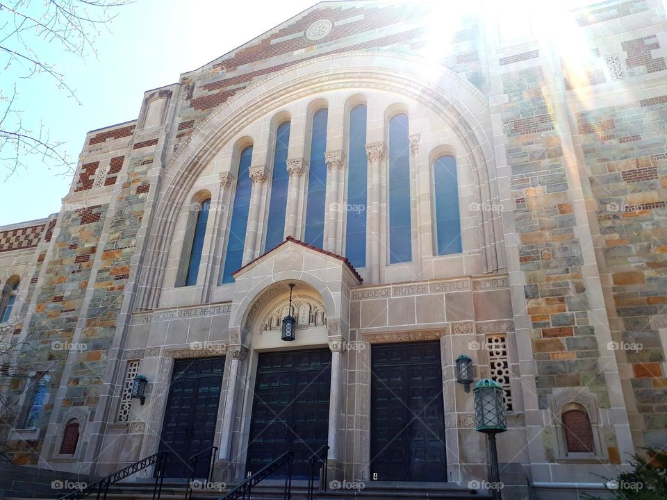 You don't have to be religious to recognize and appreciate the beauty of a cathedral or church.
Não é preciso ser religioso para reconhecer e apreciar a beleza de uma catedral ou igreja.