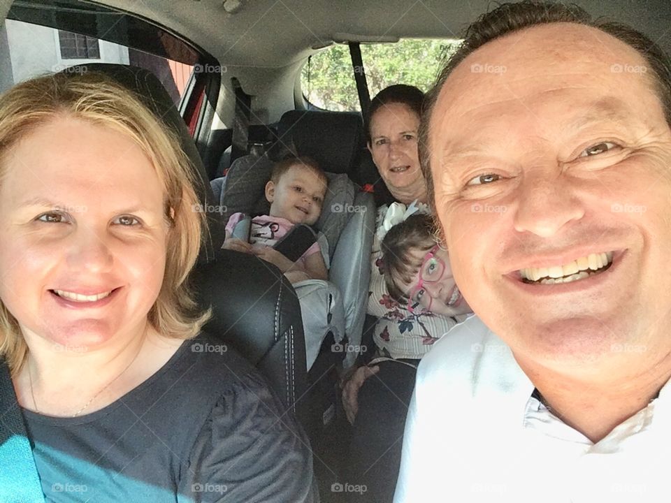 Família indo passear! Como não estampar tantos sorrisos no rosto? Felicidade completa.