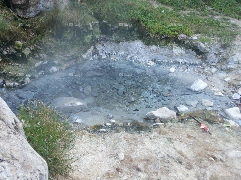 Pequeña piscina y naciente de aguas termales. extremadamente caliente, la cual es utilizada para limpiar el pelaje de animales. ubicada en Jutiapa, Honduras.