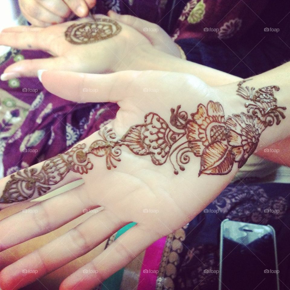 Henna hands
