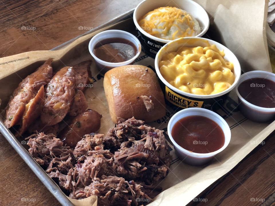 BBQ Dinner, Dickey’s BBQ Restaurants, American Meals, Restaurant Meals, Delicious Food, Food On A Table, Eating Out, Saucy Barbecue Meats