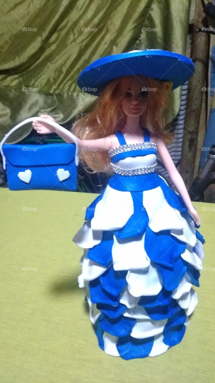 Boneca feita com vestido de e v a