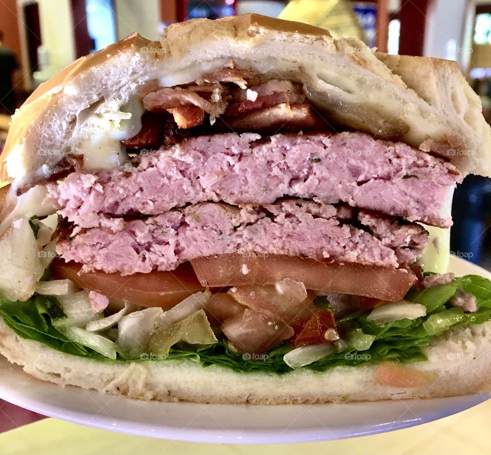 sausage snack
-  Que belo lanche de linguiça...
Precisarei reforçar minhas atividades físicas, pois o roteiro gourmet dos últimos dias está me matando... 