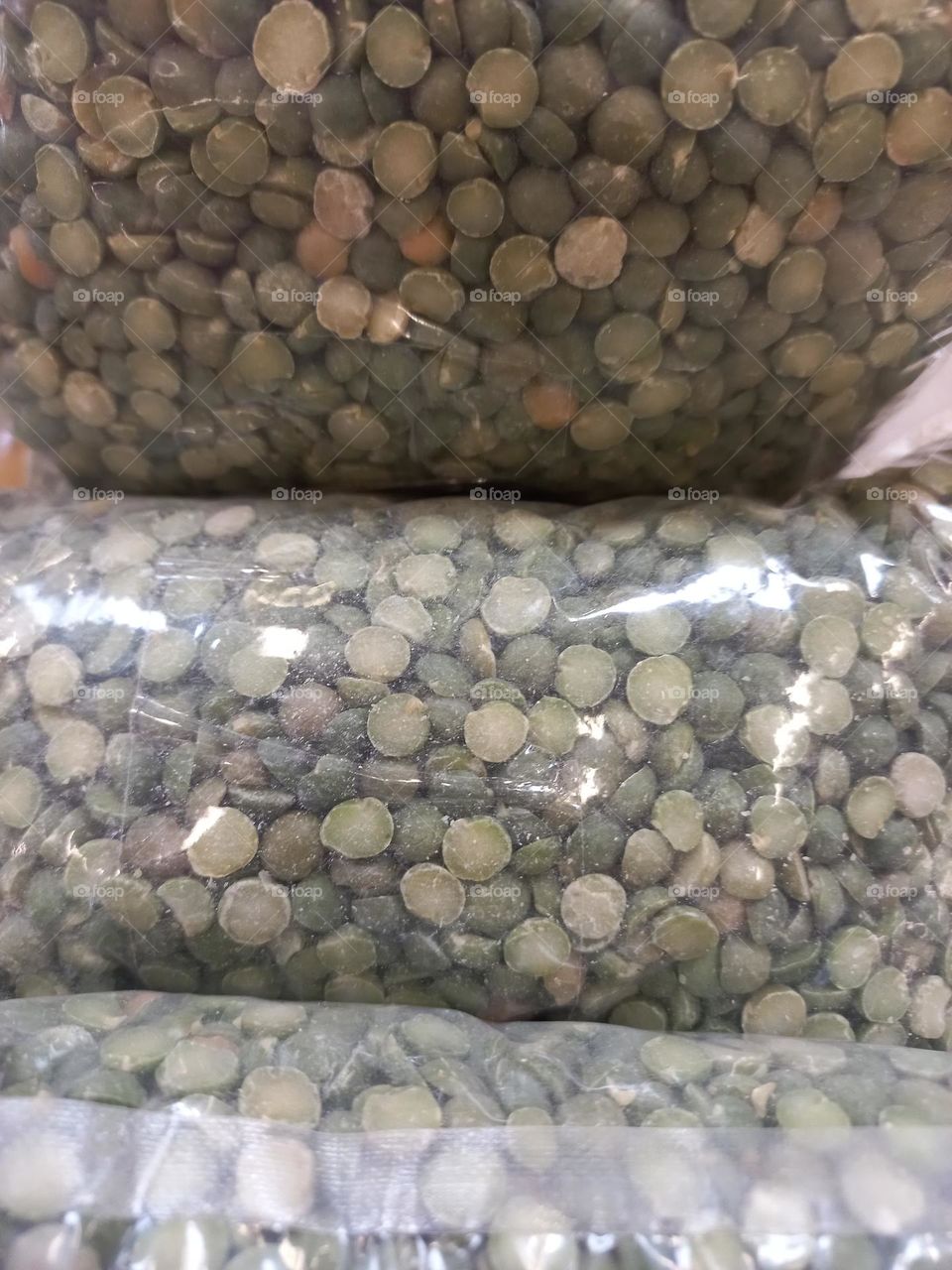 Lentilha. A lentilha é importante fonte de proteínas, vitaminas e minerais, como cálcio e ferro. Ela também  é rica em fibras, o que ajuda no bom funcionamento do trato digestivo.