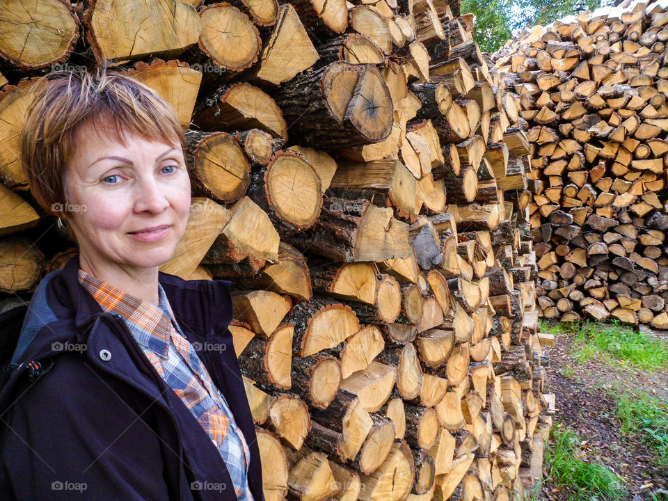 girl on the background of firewood