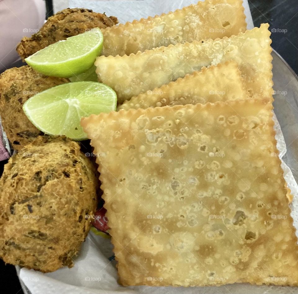 🇺🇸 Delicious shrimp pastries, accompanied by cod fritters.  A delight of the Brazilian coast… live our cuisine! / 🇧🇷 Deliciosos pastéis de camarão, acompanhados de bolinhos de bacalhau. Uma delícia do litoral brasileiro… viva nossa culinária!