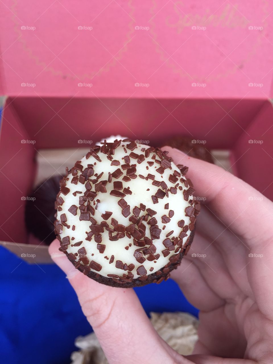 Mini black and white cupcake 