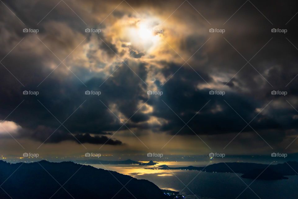 Somewhere over the moon
iso400 f2.8 25s