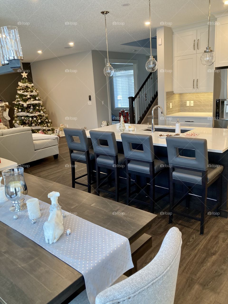 Kitchen designs with the latest trends for 2021. Contemporary designs with warm neutral tones. Quartz countertops and more. 