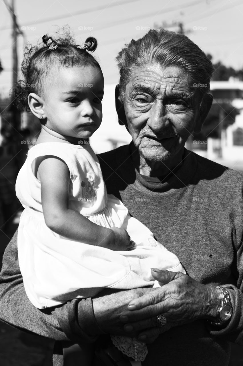 A grandfather and his granddaughter/ Un abuelo y su nieta.