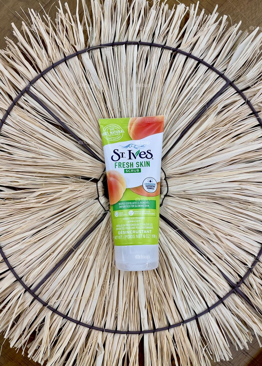 Face scrub with peach of St. Ives, top view 