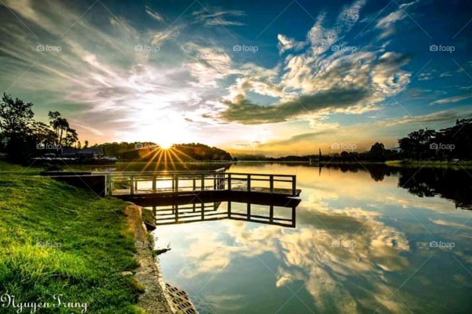 Dazzling brilliant; splendid; extremely bright, impressive, skillful or beautiful; astounding; shining and shimmering intensely and sine shine.