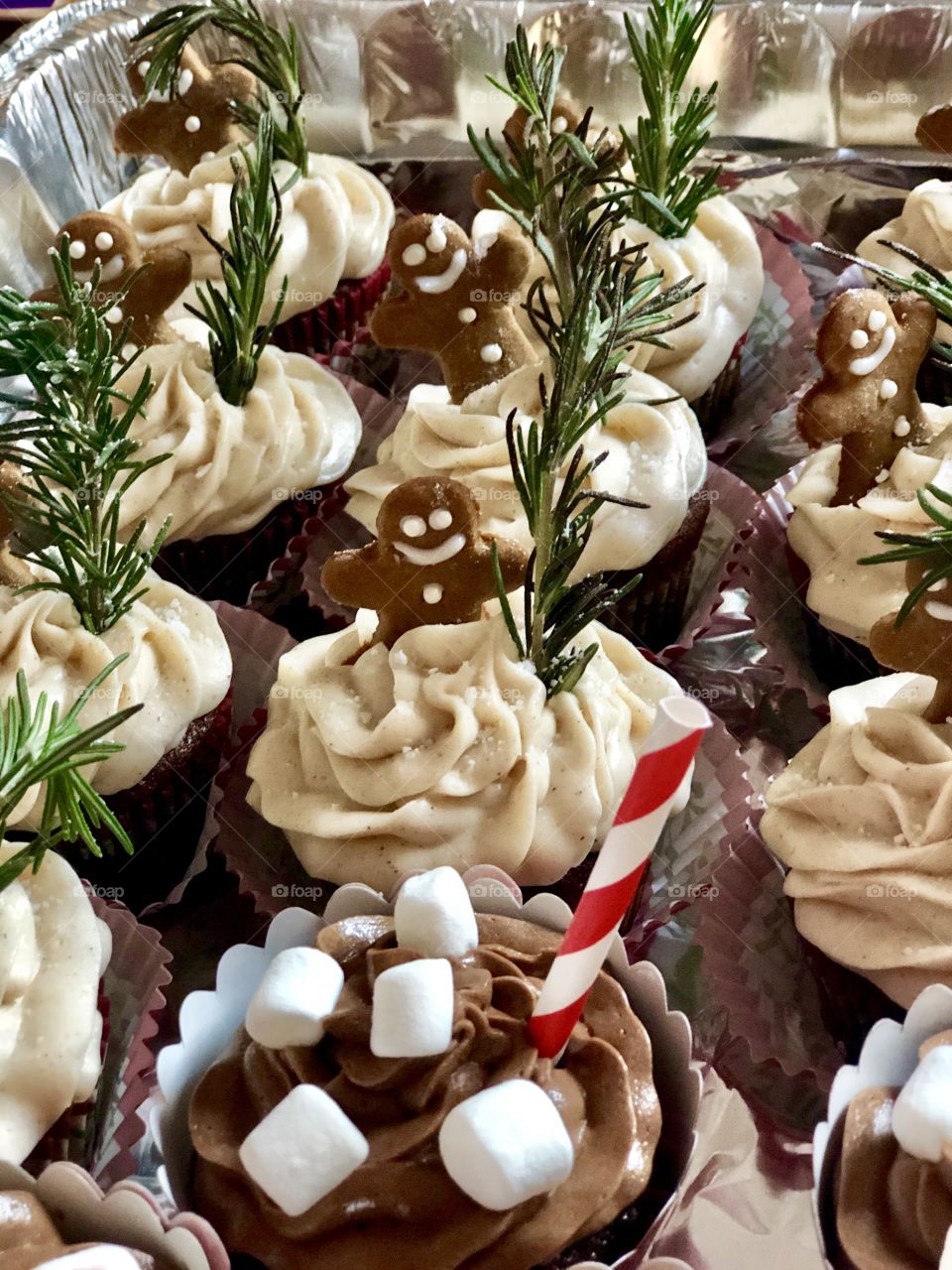 Foap Mission Let’s Eat! Everyone Loves Christmas Gingerbread Cupcakes 