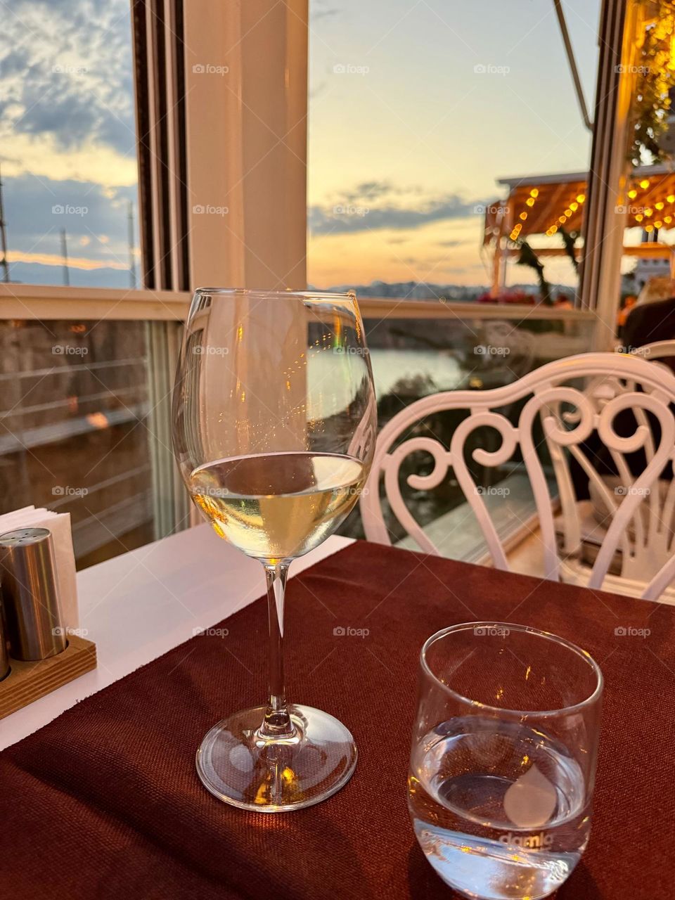 Уютный ресторан на берегу моря 